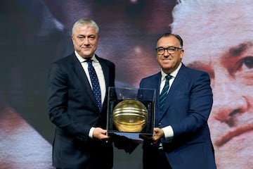 Pedrag Danilovic con el galardon en la tercera edici¨®n del Hall of Fame. El exjugador serbio gana la Eurocopa en 1992 con el Partizan. Mejor jugador europeo en 1995. Consigue cuatro Eurobaskets (1989, 1991, 1995 y 1997).