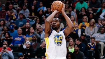 Kevin Durant lanza durante el partido entre Denver Nuggets y Golden State Warriors.