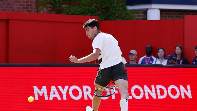 Alcaraz vuelve a la hierba a un gran nivel para batir a Walton