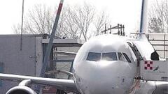 El avión del Sevilla chocó con una farola al aterrizar