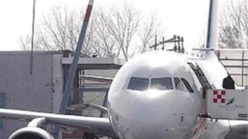 <b>APARATOSO. </b>A pesar de lo aparatoso de la imagen, los daños materiales no pasaron de una farola del aeropuerto Giusseppe Verdi así como varias chapas del avión que llegaba con la expedición del Sevilla a bordo. Un técnico revisará el aparato.