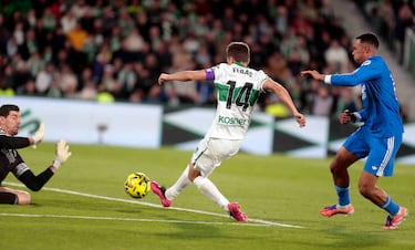 1-0. Aleix Febas le gana la espalda a Trent-Alexander Arnold y con la pierna derecha, cruza el balón para superar a Thibaut Courtois.