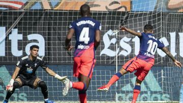 Matías Dituro observa el lanzamiento de Ángel Correa en el primer gol del Atlético ante el Celta en Balaídos.