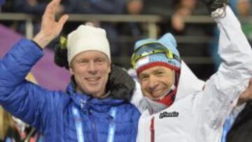 Ole Einar Bjoerndalen, a la derecha, felicitado por Bjoern Daehlie, izquierda.