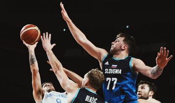La selección eslovena de baloncesto, comandada por Luka Doncic, se ha impuesto a la selección argentina por 100-108. Luka ha anotado 48 puntos en el encuentro igualando la segunda mejor marca de la historia de los Juegos Olímpicos.