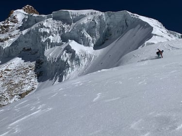 Ana Salvador pone la bandera en la cordillera Real de Bolivia