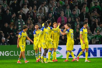 Los jugadores del Cdiz CF celebran el 0-2 en El Sardinero.