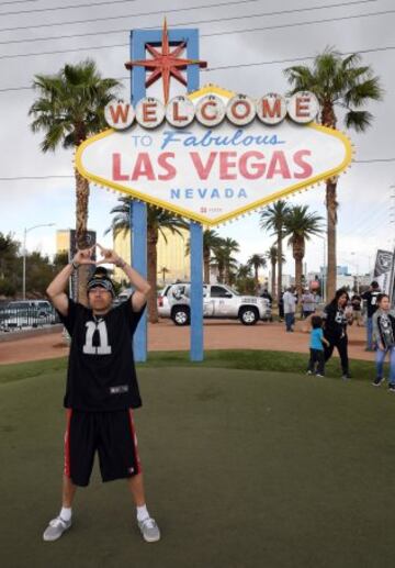 Fans de los Raiders festejan el pase del equipo a Las Vegas.