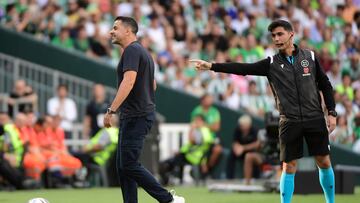 Girona's Spanish coach Michel (L) is sent off the pitch during the Spanish League football match between Real Betis and Girona FC at the Benito Villamarin stadium in Seville on September 18, 2022. (Photo by CRISTINA QUICLER / AFP)