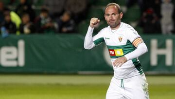 Nino celebra un gol durante el Elche-Almería.