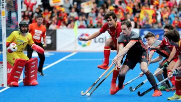 El jugador de la selección española de hockey hierba, Marc Serrahima, pelea por la bola con el de Holanda, Mirco Pruijser, durante el partido de la tercera jornada de la FIH Pro League que disputan en el campo de Beteró.