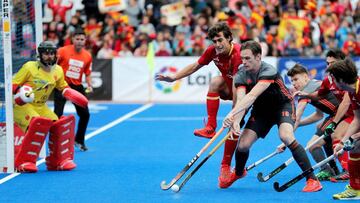 El jugador de la selecci&oacute;n espa&ntilde;ola de hockey hierba, Marc Serrahima, pelea por la bola con el de Holanda, Mirco Pruijser, durante el partido de la tercera jornada de la FIH Pro League que disputan en el campo de Beter&oacute;.