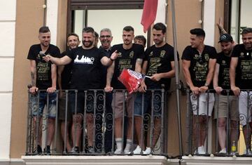 Aficionados y jugadores celebran el ascenso a segunda división por las calles de Elda.