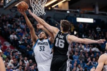 Pau Gasol tapona al pívot dominicano Karl-Anthony Towns en la victoria de San Antonio Spurs ante los Minnesota Timberwolves 100-93.