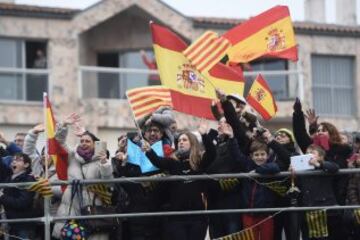 Un grupo abundante de gente espera la llegada de Didac Costa a Les Sables-d'Olonne, al Oeste de Francia. 