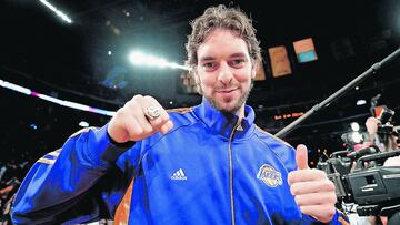 Pau Gasol luce el anillo de campeón de la NBA con Los Angeles Lakers.