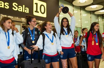 La selección española Sub-17 y el cuerpo técnico recibidos entre gritos de "campeonas, campeonas".