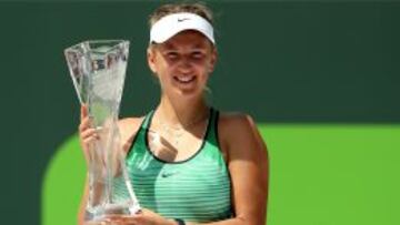 La bielorrusa Victoria Azarenka con el trofeo ganado este sábado en Miami.