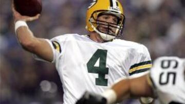<strong>A LA INMORTALIDAD</strong>. Favre arma el brazo para realizar el pase que inscribe su nombre en la historia de la NFL.