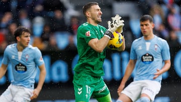 Vicente Guaita, portero del Celta, atrapa el balón durante el partido entre el conjunto vigués y el Athletic Club en Balaídos.