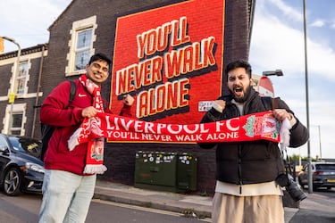 El Liverpool ha convertido el ‘You’ll never walk alone’ en un himno, y un lema, universal. Un ‘leit motiv’ que inspira cualquier artículo de merchandising y, por supuesto, tiene también su mural.