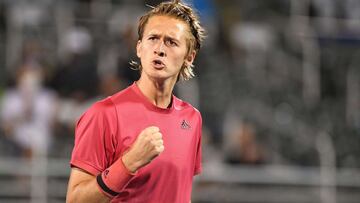 Sebastian Korda celebra un punto durante su partido ante Cameron Norrie en las semifinales del Delray Beach Open by Vitacost.com en el Delray Beach Tennis Center de Delray Beach, Florida.