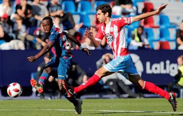 Enmanuelle Boateng disputa el bal&oacute;n con el defensa del Lugo, Bernardo Cruz.