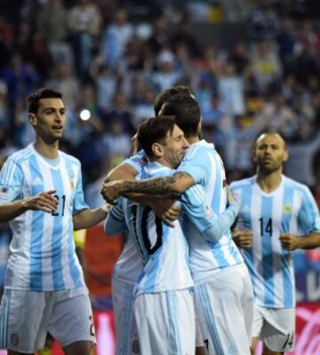 Gonzalo Higuain marca para Argentina.