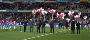 Los jugadores del Granada durante el minuto de silencio que se ha guardado en memoria de Luis Oruezábal 'Chikito', que falleció en su domicilio el pasado 31 de diciembre, esta noche al inicio del partido frente al Sevilla, de octavos de final de la Copa del Rey que se juega en el estadio Nuevo Los Cármenes, de Granada.