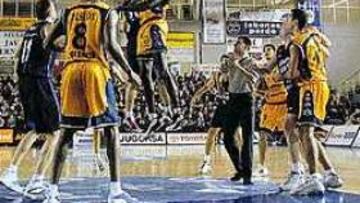 ABUSÓN. Elson, 20 centímetros más alto, gana una lucha a Calderon. Superioridad física valenciana.