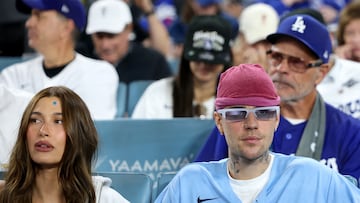 LOS ANGELES, CALIFORNIA - OCTOBER 27: Justin Bieber and Hailey Bieber watch game three of the 2025 World Series between the Toronto Blue Jays and the Los Angeles Dodgers at Dodger Stadium on October 27, 2025 in Los Angeles, California. Patrick Smith/Getty Images/AFP (Photo by Patrick Smith / GETTY IMAGES NORTH AMERICA / Getty Images via AFP)