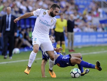 Dani Carvajal lucha por el balón con Alfonso Pedraza.