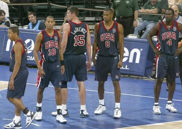 Decía The Ringer, en un artículo en el que recordaba el naufragio de 2002, que la Selección de Estados Unidos que jugó aquel Campeonato del Mundo, cometió “una atrocidad nacional en uno de los bastiones de la pureza del baloncesto”. No es poca cosa. Fue una desgracia absoluta, un bochorno, un punto de inflexión. El inicio de una ruta hacia el desastre (que había asomado en Sidney 2000) y que enlazó ese Mundial 2002 con el desastre de Atenas 2004 (bronce) y el Mundial 2006 (otro bronce) y abrió la puerta a la llegada del Redeem Team: el equipo de la redención que recuperó los valores, el espíritu ganador y el polvo de estrellas para un Team USA magullado en plena crecida del baloncesto internacional.