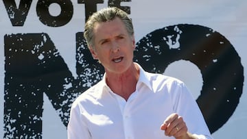 El gobernador de California, Gavin Newsom, habla en un mitin contra las elecciones revocatorias de gobernador de California el domingo 12 de septiembre de 2021 en Sun Valley, California. 