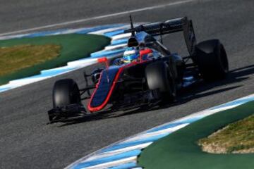 El piloto español de Fórmula Uno Fernando Alonso, bicampeón del mundo en 2005 y 2006, se estrenó hoy en el Circuito de Jerez con McLaren, su nueva escudería tras dejar Ferrari después de cinco años, en los primeros entrenamientos oficiales conjuntos de la pretemporada.