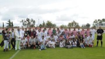 Foto de familia tras el partido.