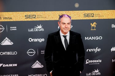 Tony Clapés, director y presentador del programa de radio Versió RAC1, posando en la alfombra roja de los Premios Ondas.