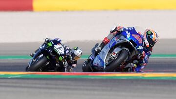 Suzuki Ecstar's Spanish rider Alex Rins rides ahead of Monster Energy Yamaha' Spanish rider Maverick Vinales during the MotoGP race of the Moto Grand Prix of Aragon at the Motorland circuit in Alcaniz on October 18, 2020. (Photo by JOSE JORDAN / AFP)