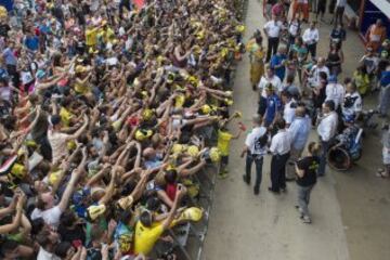 Valentino Rossi atiende a sus fans. 