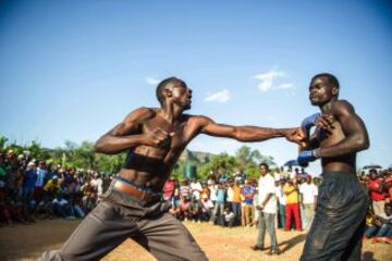 Estos combates tradicionales se conocen como  'Musangwe'. Este tipo de lucha se ha practicado desde hace más de un siglo en un campo abierto justo después de Navidad, cuando toda la tribu esta de vacaciones en la zona rural del norte de Sudáfrica. Hay tres niveles de combatientes. Los muchachos, llamados 'mambibi', anima a jugar lucha por sus padres. Luego están los combatientes adolescentes, el 'Rovhasize'. Pero son a los luchadores de alto nivel a los que todo el mundo viene a ver. No están permitidos los guantes y las peleas se terminan cuando uno de los 2 boxeadores cae.