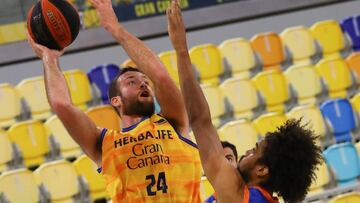 GRAFCAN9017. LAS PALMAS DE GRAN CANARIA, 19/05/2021.- El jugador del Valencia Basket Louis Labeyrie (d) y el jugador del Herbalife Gran Canaria Costello (i) durante el partido de la jornada 37 de la liga ACB que ambos equipos disputaron este miércoles en el Gran Canaria Arena, en Las Palmas de Gran Canaria. EFE/ Elvira Urquijo A.