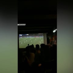 La crueldad en su punto máximo: cuenta atrás en un bar de unos fans del Ajax en el 95'