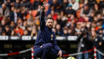 VALENCIA, 29/12/2025.- El entrenador del Valencia CF, Carlos Corberán durante el entrenamiento realizado este lunes en el estadio de Mestalla en una sesión a puertas abiertas para aficionados y medios de comunicación. EFE/Biel Aliño