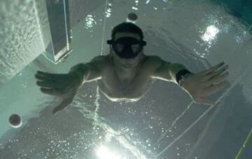 La piscina italiana Y-40 es R¨¦cord Guinness por sus 42 metros de profundidad. La piscina est¨¢ construida sobre las fuentes termales en Montegrotto Terme. Es ideal para practicar el buceo libre. En la imagen Umberto Pelizzari.