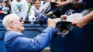 SEATTLE, WA - SEPTEMBER 23: Dallas Cowboys owner Jerry Jones signs autographs before the game against the Seattle Seahawks at CenturyLink Field on September 23, 2018 in Seattle, Washington.   Otto Greule Jr/Getty Images/AFP
 == FOR NEWSPAPERS, INTERNET, TELCOS &amp; TELEVISION USE ONLY ==