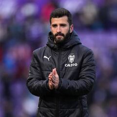 Aficionados del Valencia reciben al equipo en el aeropuerto