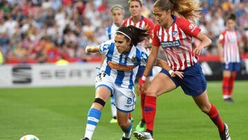 La jugadora del Atl&eacute;tico de Madrid f&eacute;minas Laia Aleixandri (d) disputa un bal&oacute;n con la jugadora de la Real Sociedad Marta Cardona (i), durante la final de la copa de S.M. La Reina disputada en el Estadio Nuevo Los C&aacute;rmenes, en 