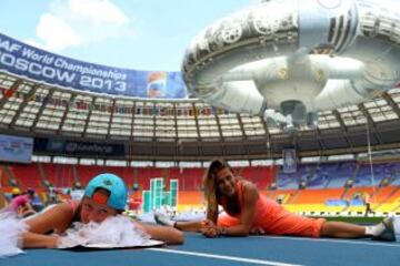 Los voluntarios toman un descanso durante un ensayo para la ceremonia de inauguración de los Campeonatos del Mundo de Atletismo en el estadio olímpico en Moscú. El evento se llevará a cabo del 10 al 18 de agosto.