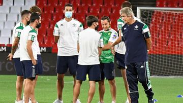 Pellegrini, con algunos jugadores. 