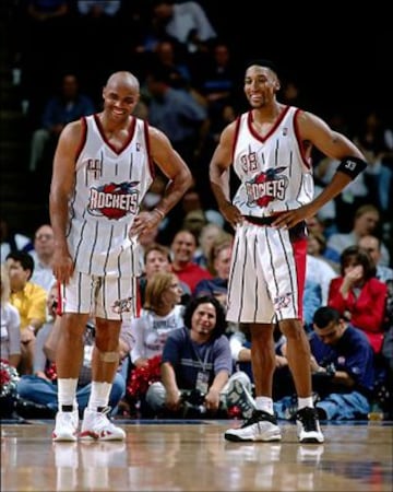 Otra camiseta que vistió Barkley, otra camiseta histórica. La más conocida de los Rockets junto a la roja lisa de la época de Olajuwon, que también jugó con esta. A finales de los 90 fue una de las más vendidas.